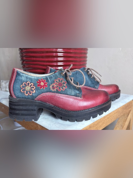 Dromedaris Shoes - Dromedaris Kiara Whimsy Flowers Oxford Womens EU 38 Red Blue Embroidered